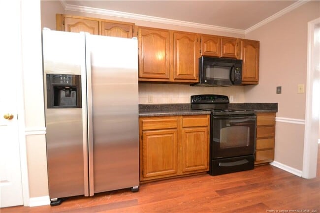 Building Photo - 121 Planetree Ln
