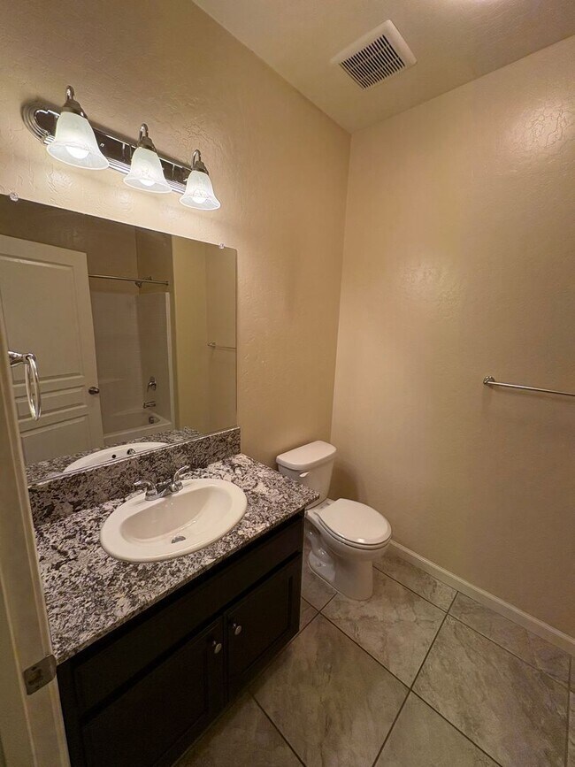 Building Photo - SE Visalia home Available Now!