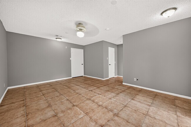 Building Photo - 19002 Mirror Lake Dr