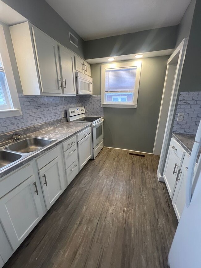 Building Photo - Spacious 3 bedroom 2 bath!