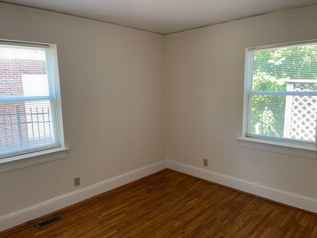 Building Photo - 1308 S Kings Dr