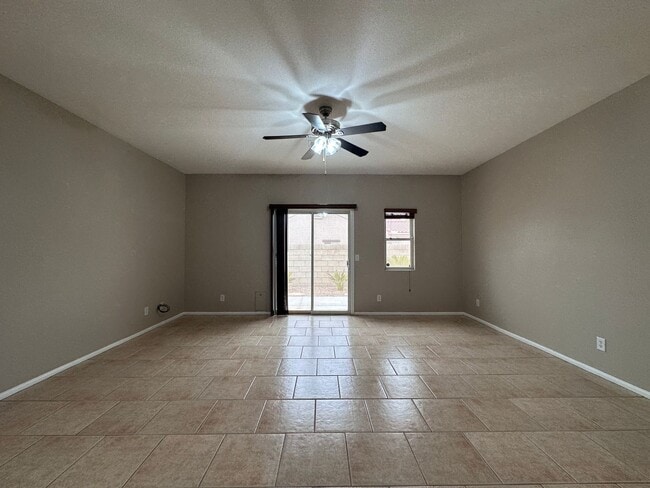 Building Photo - Spacious single story home w/3 beds, 2 bath, den, 2 car garage, near everything.