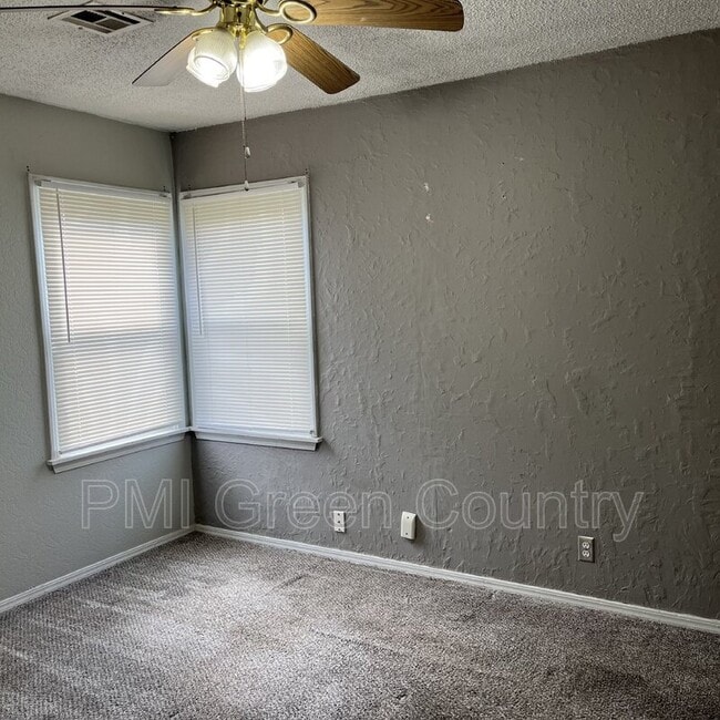 Building Photo - 4547 E Young Ct