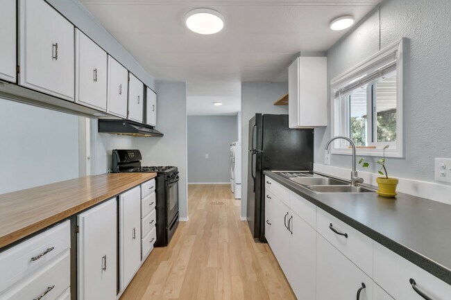 Building Photo - Cozy 3 Bedroom Home on a Large Lot!