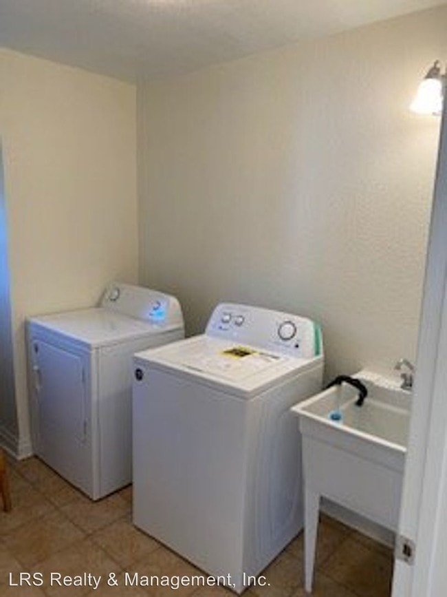Building Photo - 2 br, 1 bath House - 27502 N. Lake Wohlford