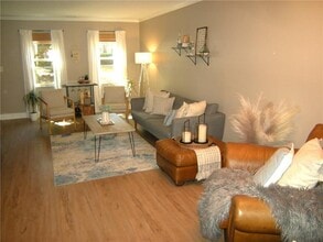 Building Photo - 125 N River Dr