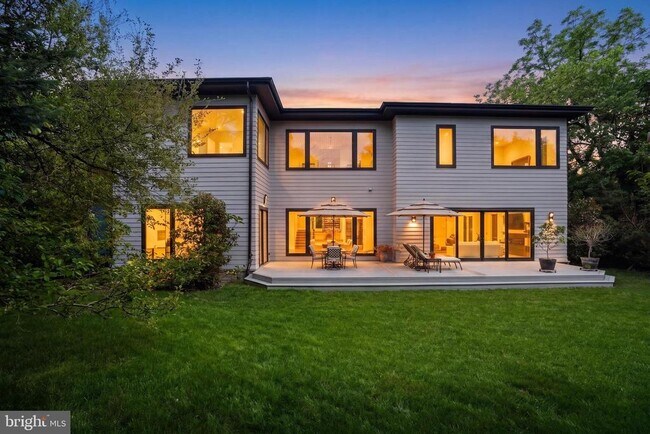 Building Photo - 1513 Oakview Dr