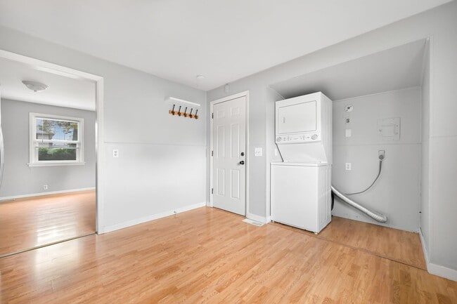 Building Photo - 2 Bedroom, 1 Bathroom Available!