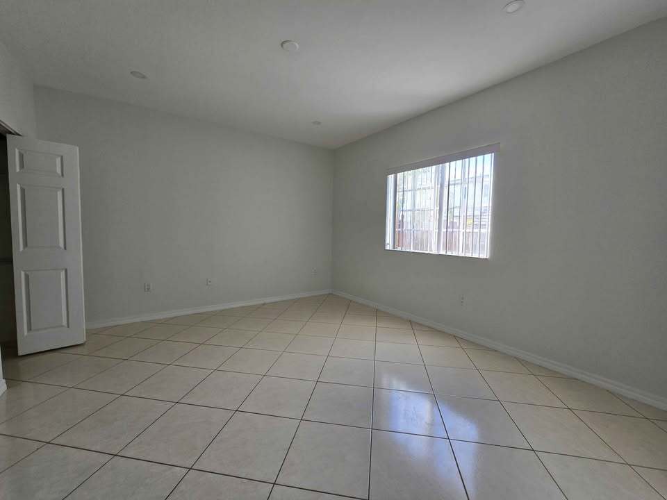 Building Photo - 10924 SW 182nd Ln