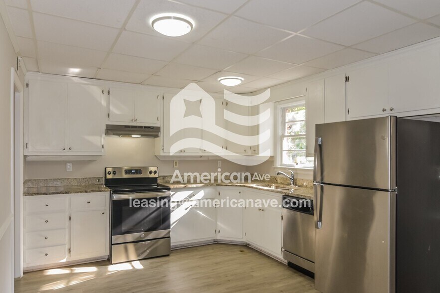 Building Photo - 2145 Meadowlane Dr