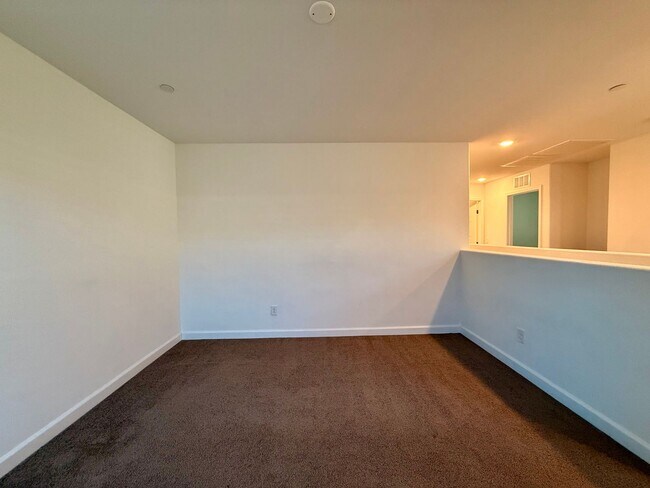 Building Photo - 3 BED 2.5 BATH 2 CAR GARAGE TOWNHOUSE w/ P...