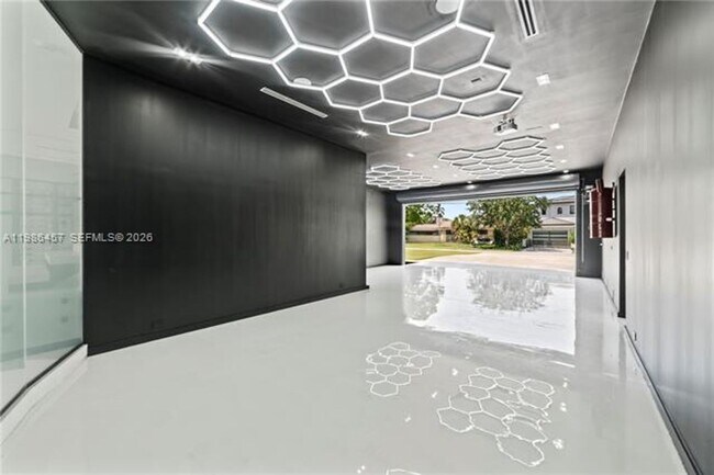 Building Photo - 493 Holiday Dr