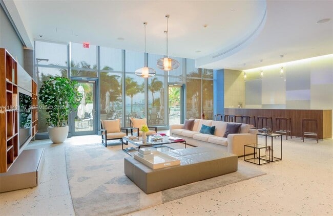 Building Photo - 460 NE 28th St