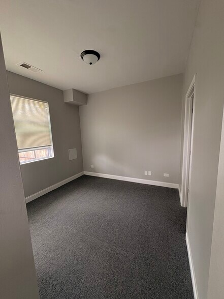 Building Photo - 1400 S Karlov Ave