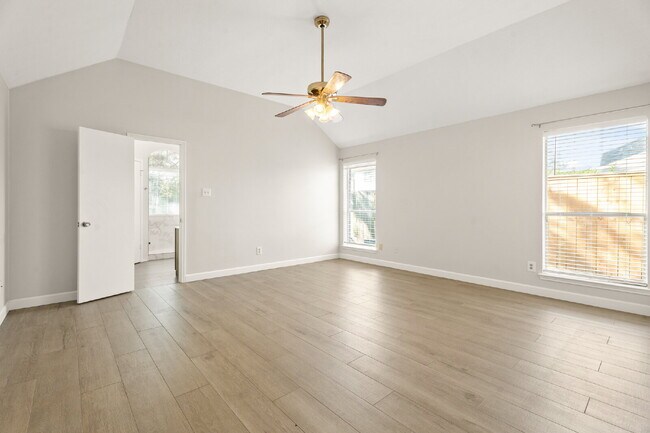 Building Photo - Cute three-bedroom, two-bathroom in Southdown!