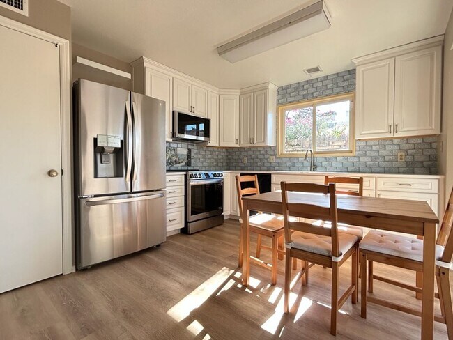 Building Photo - Georgeous 2 Bedroom / 2 Bath