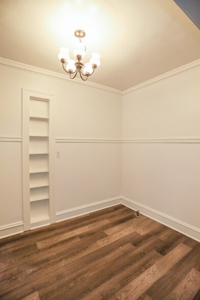 Building Photo - 2402 W Lunt Ave