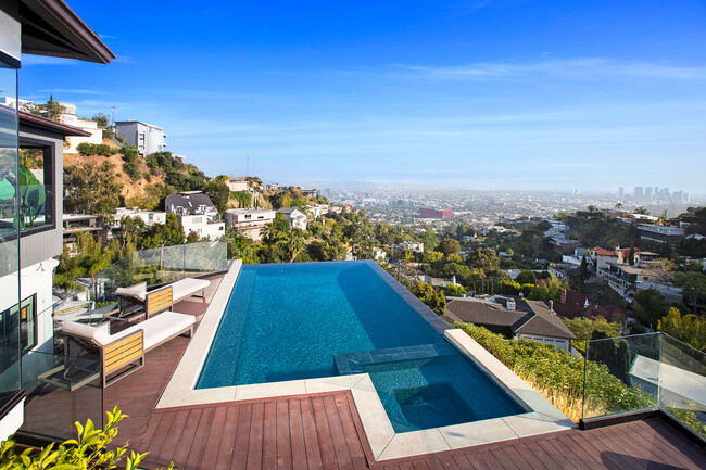 Building Photo - 1733 Sunset Plaza Dr