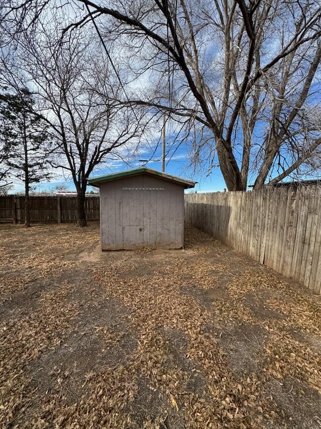 Building Photo - 906 Sagebrush Rd