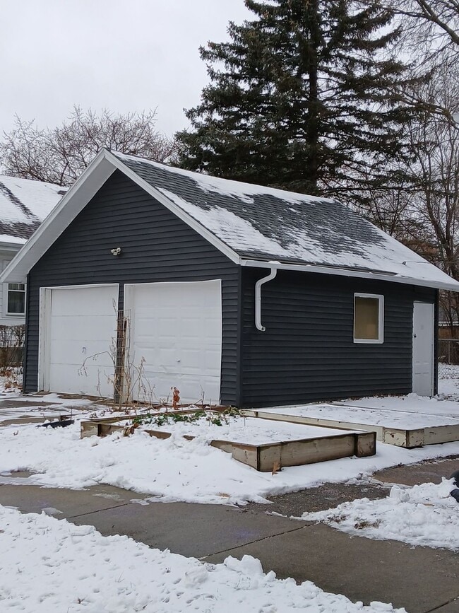 Building Photo - 2204 Fremont St