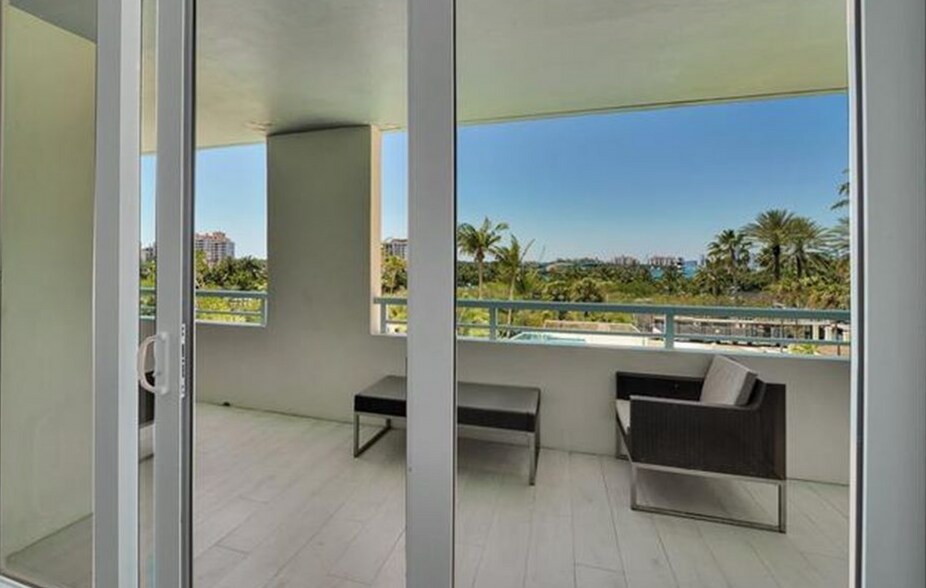 Building Photo - 400 S Pointe Dr