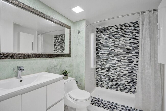 Building Photo - 6450 Collins Ave