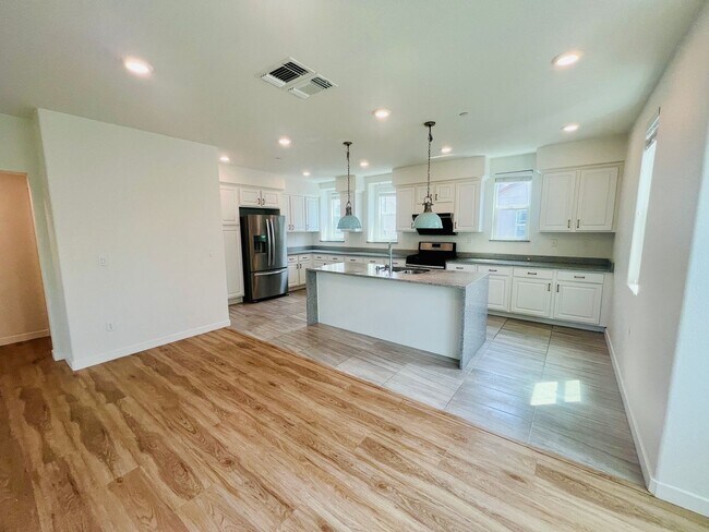 Building Photo - Vibrant 3 BED + 2.5 BA Milpitas Townhouse. Stainless Steel Appliances. Great Location.