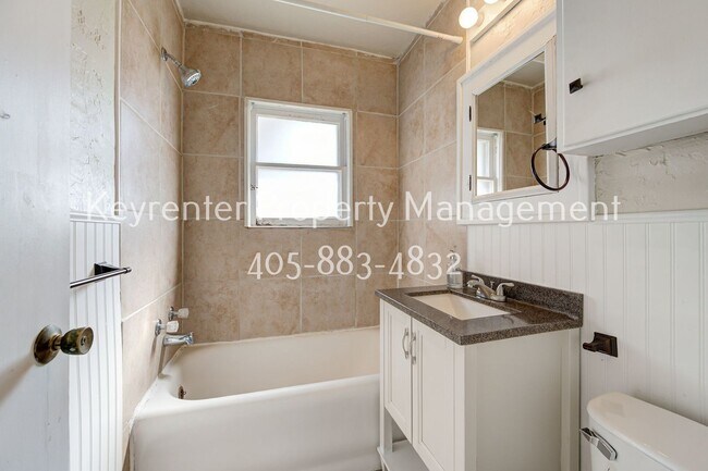 Building Photo - Charming 2-Bed, 1-Bath Upstairs Duplex Near the Paseo District