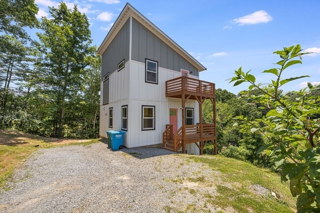 Building Photo - Elevated Eco-Friendly 2-Bedroom Home in Sw...