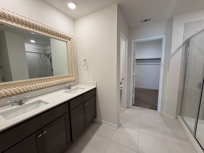 Building Photo - Pristine in Princeton!