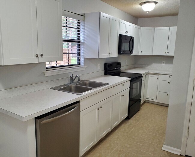 Building Photo - **Newly remodeled kitchen **  2 bedroom, 2bath Isle of Hope home with fenced in backyard and scre...