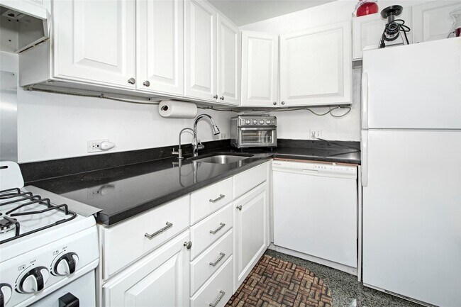 Building Photo - 4901 Henry Hudson Pkwy W