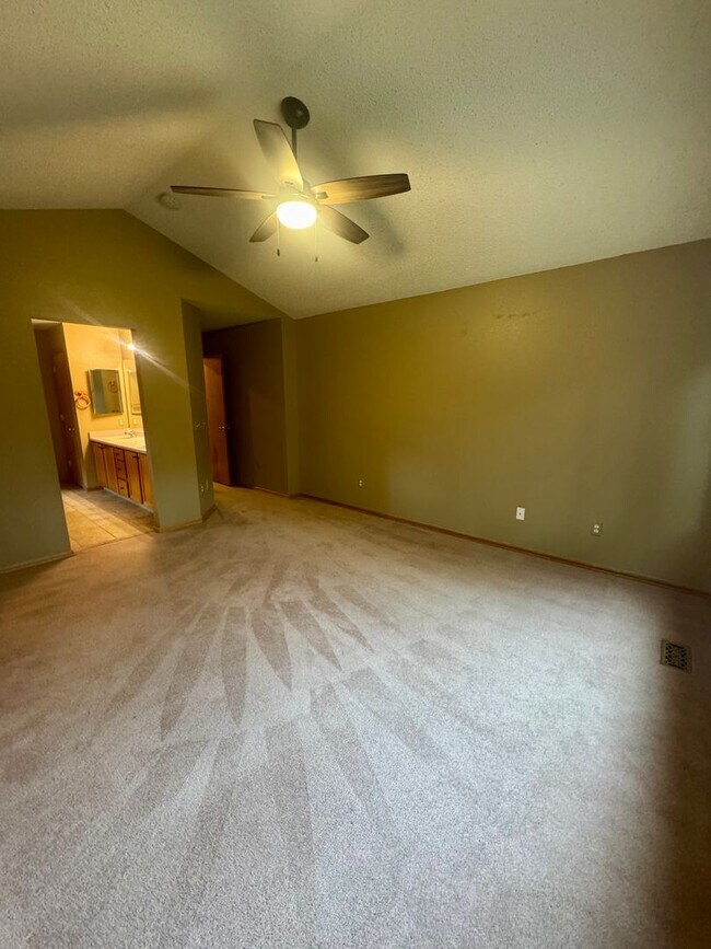 Building Photo - Gorgeous 4 bedroom with Loft and 3 car gar...