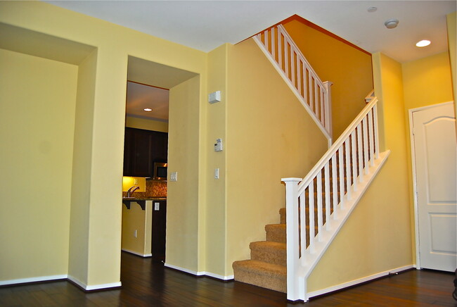 Building Photo - Spacious 4 Bedroom Townhome in Airoso of Carmel Valley