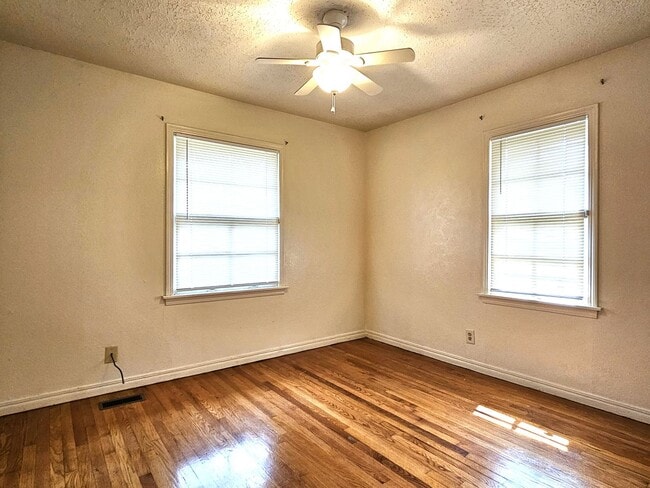 Building Photo - Lovely 2 Bedroom Home With A 1 Car Garage!...
