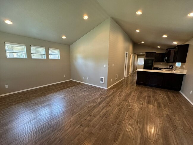 Building Photo - Beautiful 2 bedroom/1 bath home in Cottage Grove