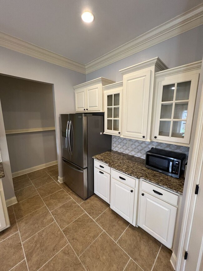 Building Photo - 7335 Oak View Dr.