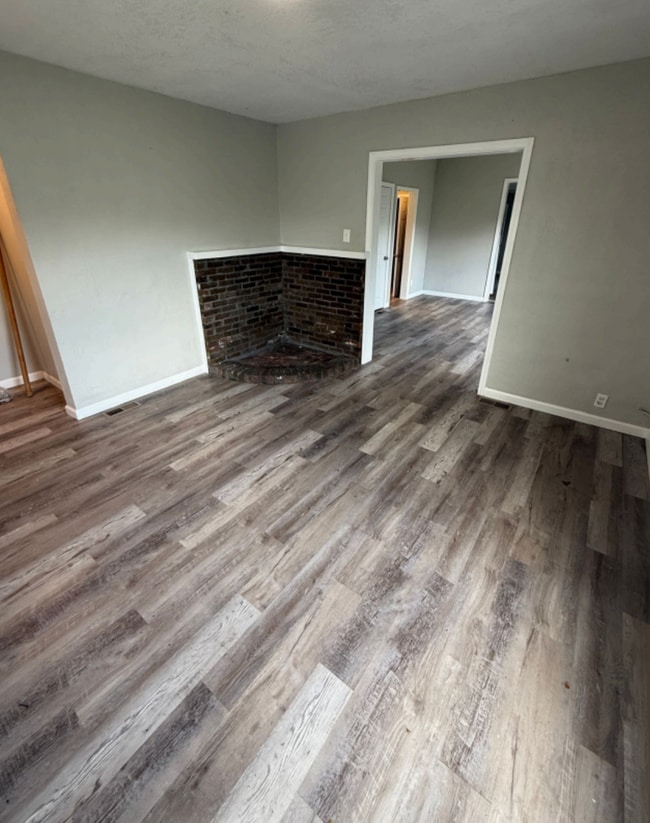Building Photo - Freshly Remodeled & Move-In Ready!
