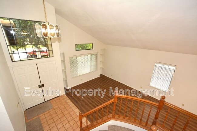 Building Photo - 1610 Oneida Pl