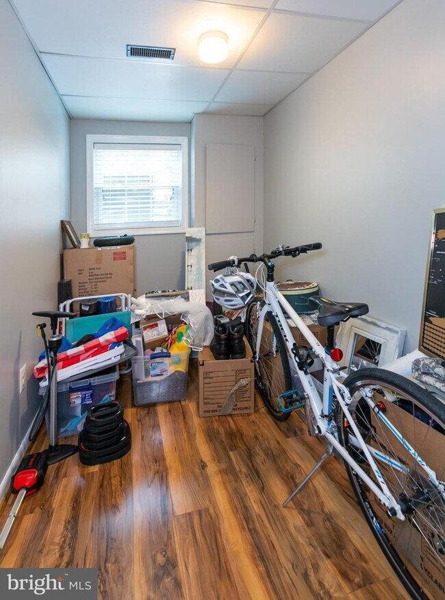 Building Photo - Stylish and Spacious Townhome with Open Floor Plan and Updated Kitchen