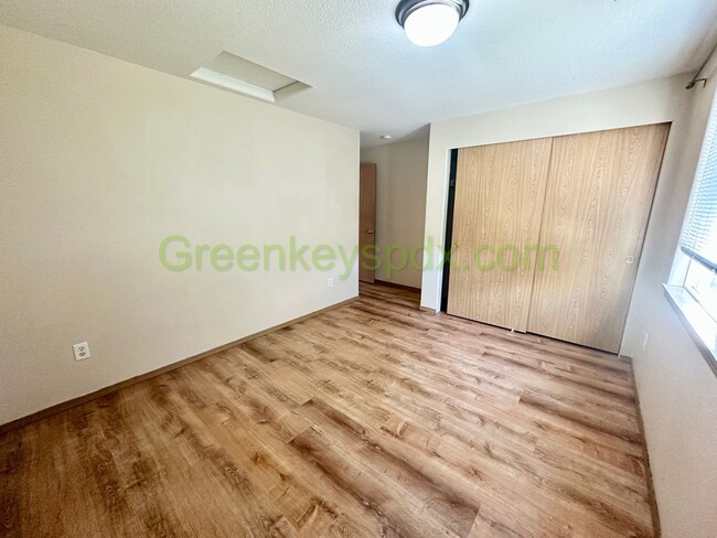 Building Photo - 3-Bedroom, 2-Bathroom Row House Near Alber...