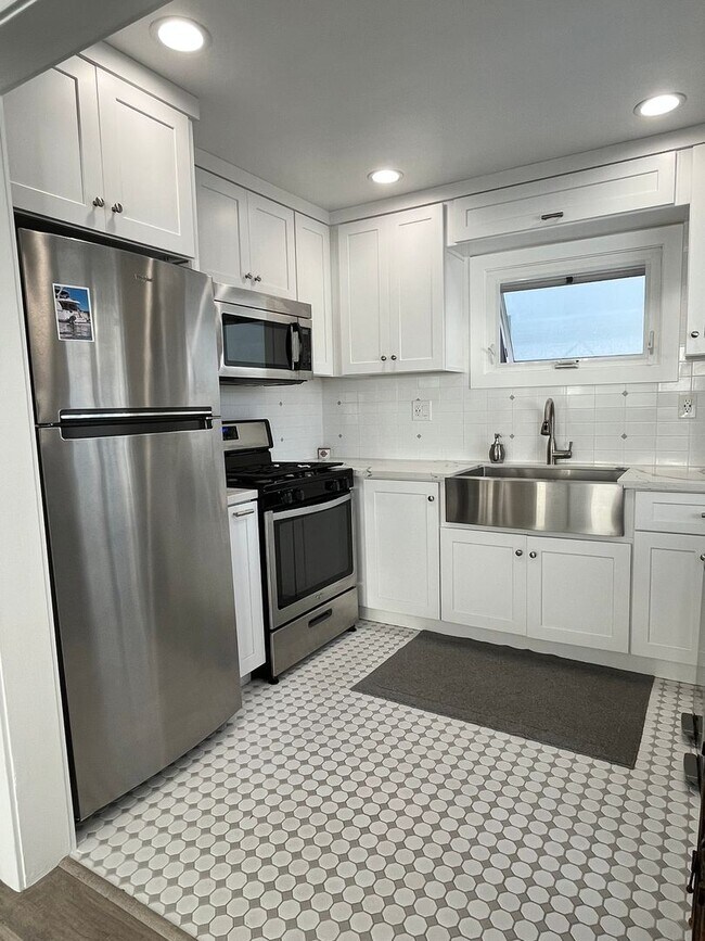 Building Photo - Location, Location, Location! Amazing upper unit near beach!