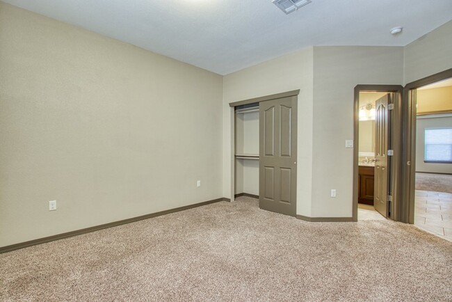 Building Photo - FOR SALE OR FOR RENT 12053 SILVER CROWN RO...