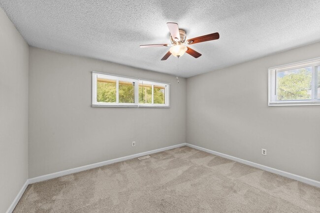 Building Photo - Updated Two Bedroom near Downtown Smithfie...