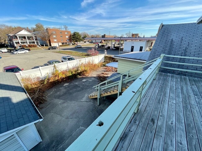 Building Photo - 911 N Center St