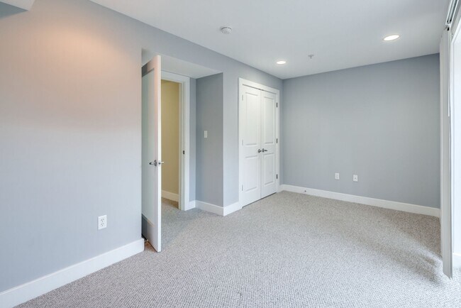 Building Photo - 2631 Catharine St