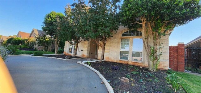 Building Photo - 1608 Tanglewood Dr