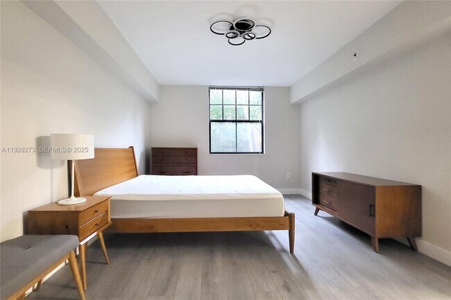 Building Photo - 1919 Van Buren St