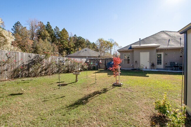 Building Photo - 3 bedroom 2 bathroom townhouse in Covington Villas