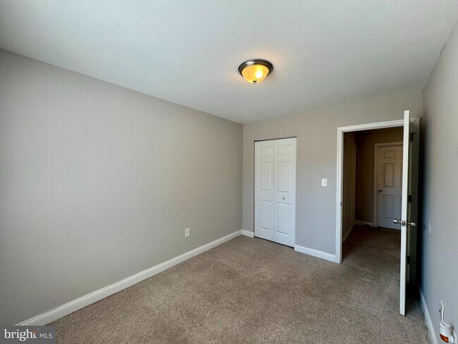 Building Photo - 526 Lancaster Pl
